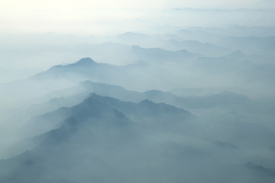 雾隐群山云雾环绕梦幻意境插图图片