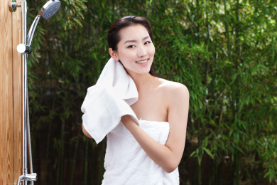 年轻女人在户外洗浴