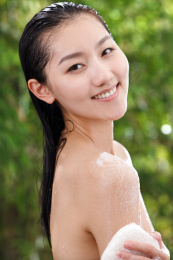 年轻女人在户外洗浴