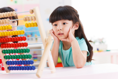 幼儿园里可爱的小女孩