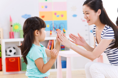 幼儿园老师和儿童在做游戏