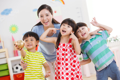 幼儿园里的老师和儿童
