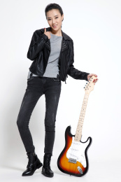 青年女人弹吉他