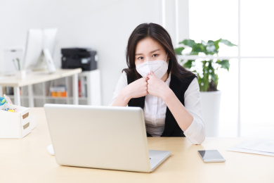 戴着口罩的商务女人