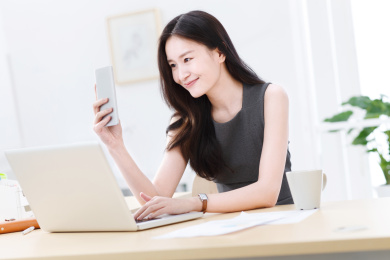 商务女人使用手机自拍