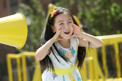 小女孩在户外玩耍