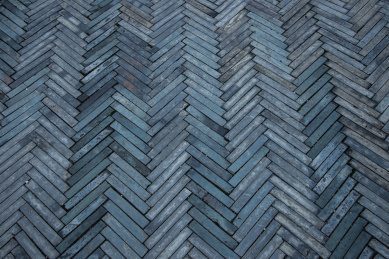 用青砖铺设的公园路面