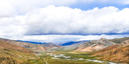 中国西藏昌都八宿县业拉山山谷夏季风光
