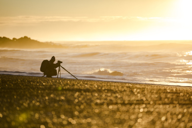 一个摄影师在海边拍照