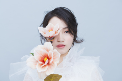 纯白背景花朵女性人像