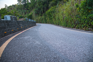 深圳塘朗山郊野公园的盘山公路