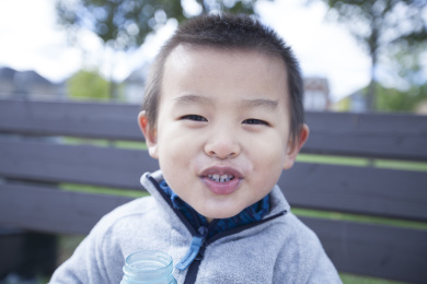 可爱的小男孩嘟嘴 男孩