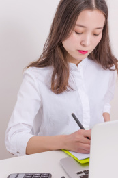 认真工作的女性白领