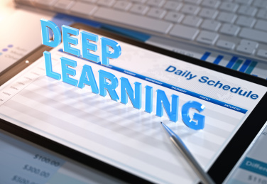 金融报表和三维立体图表摊在办公桌上。