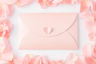 粉色的玫瑰花和信封