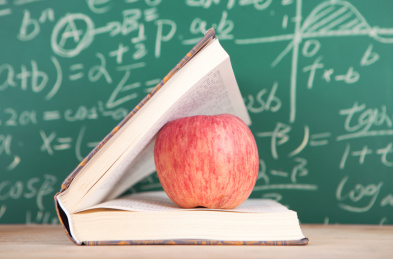 夹着苹果的书本