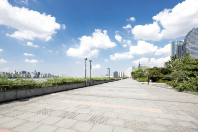 在蓝云的天空近现代建筑的空人行道在杭州滨江新城区