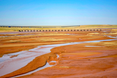 中国青海可可西里秀水河上的桥梁