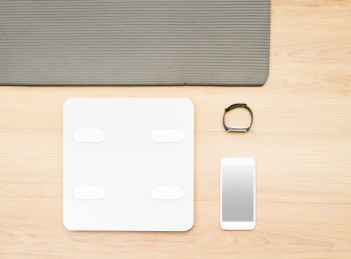 瑜伽垫、手环、手机和体重秤