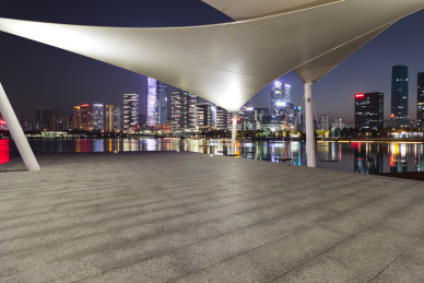 夜晚的深圳建筑和没有人的地板