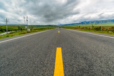 笔直的沥青马路,背景是云