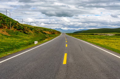 笔直的沥青马路,背景是云