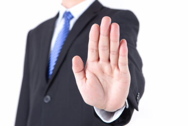 西装革履的男士做出伸出三根手指的手势