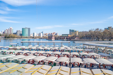 中国北京龙潭公园春天龙吟阁和游船