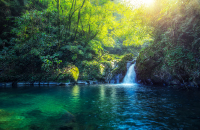 山间潭水自然风光