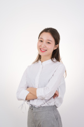自信而美丽的年轻女性白领