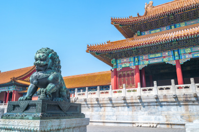 中国北京故宫太和门前的雌铜狮