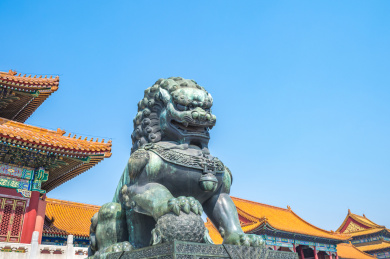 中国北京故宫太和门前雄铜狮