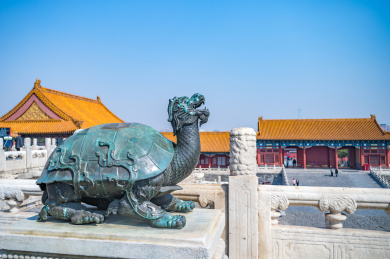 中国北京故宫太和殿月台上铜龟
