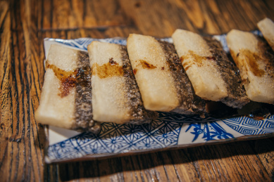 美味可口的传统中国美食小吃油炸红糖糍粑