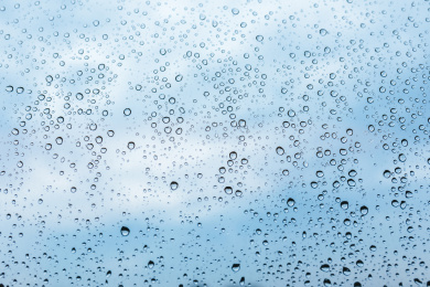 下雨玻璃上的水滴/水珠/雨滴在玻璃上面