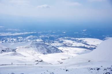 从雪山上眺望远方