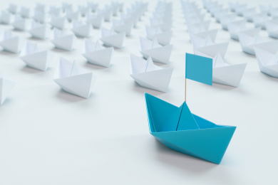 领导的概念，红色折纸船领先白色船。