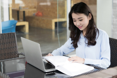 在工作的都市白领