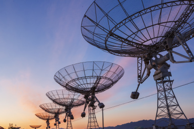 天空为背景的射电望远镜  