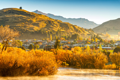 皇后镇(Queenstown)迷人秋色，小镇位于新西兰南岛瓦卡蒂普湖 (Lake Wakatipu)北岸，因多变地理景观被喻为“活的地理教室”，又被称为“新西兰最著名的户外活动天堂”。