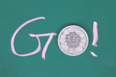 粉笔字和硬币组成的go