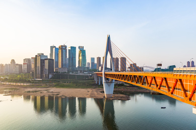 夕阳下千厮门嘉陵江大桥