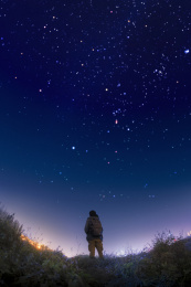 梦幻星空下室外仰望夜空唯美浪漫人物素材
