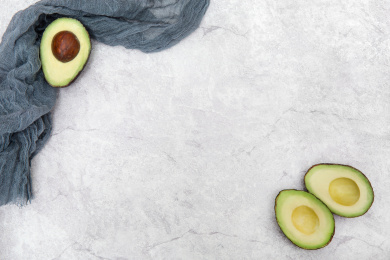 牛油果在大理石桌面上