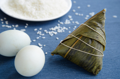 蓝色背景下的粽子和米