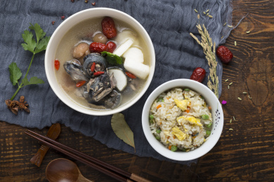 中国食品，鸡蛋饭配鸡汤