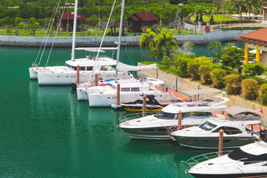海南省三亚市亚龙港湾停靠的游艇