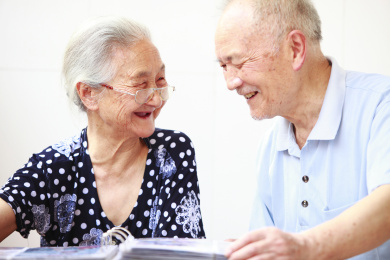 亚洲高级夫妇阅读家中