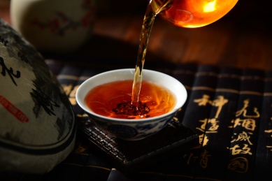 老生茶 倒茶 茶汤特写 