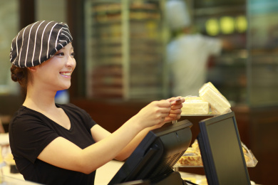 在客户漂亮的女收银员微笑